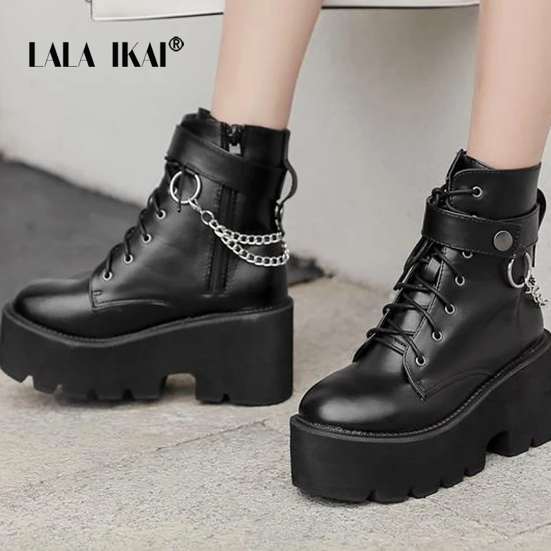 LALA IKAI Sexy Chain Women Leather Autumn Boots Block Heel Gothic Black Punk Style Platform Shoes Female Footwear High Quality
LALA IKAI Sexy Chain Women Leather Autumn Boots Block Heel Gothic Black Punk Style Platform Shoes Female Footwear High Quality