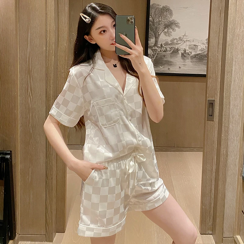 2022 new pajamas women's summer sexy ice silk short-sleeved shorts cardigan casual simple jacquard silk home service suit
2022 new pajamas women's summer sexy ice silk short-sleeved shorts cardigan casual simple jacquard silk home service suit