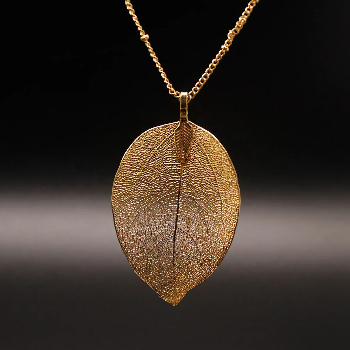 Autumn and winter metal hollow simulation leaf necklace gold silver simple design pendant long chain ladies party jewelry
Autumn and winter metal hollow simulation leaf necklace gold silver simple design pendant long chain ladies party jewelry