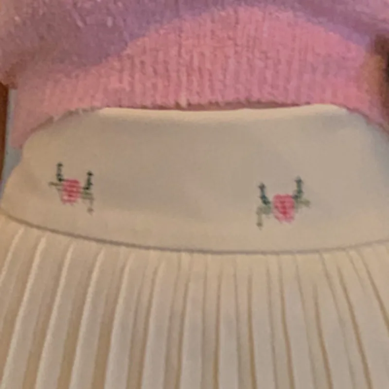 Turn Down Collar Casual Knit Short-sleeve Sweater + Embroidered Pleated Skirt Suits Ensembles Femme Fashion Sweet Two Piece Sets
Turn Down Collar Casual Knit Short-sleeve Sweater + Embroidered Pleated Skirt Suits Ensembles Femme Fashion Sweet Two Piece Sets