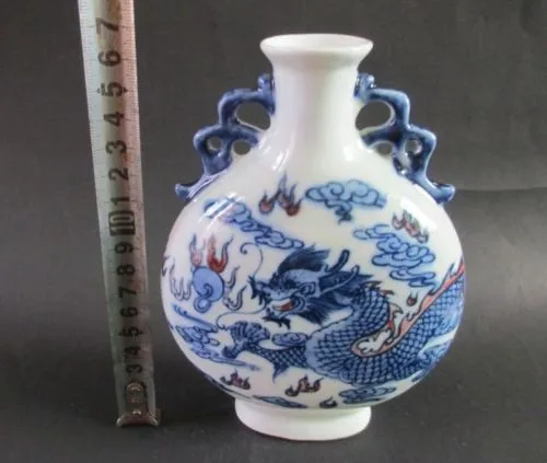 A vase decorated with blue and white porcelain carvings and double eared dragon beads in ancient China.
A vase decorated with blue and white porcelain carvings and double eared dragon beads in ancient China.
