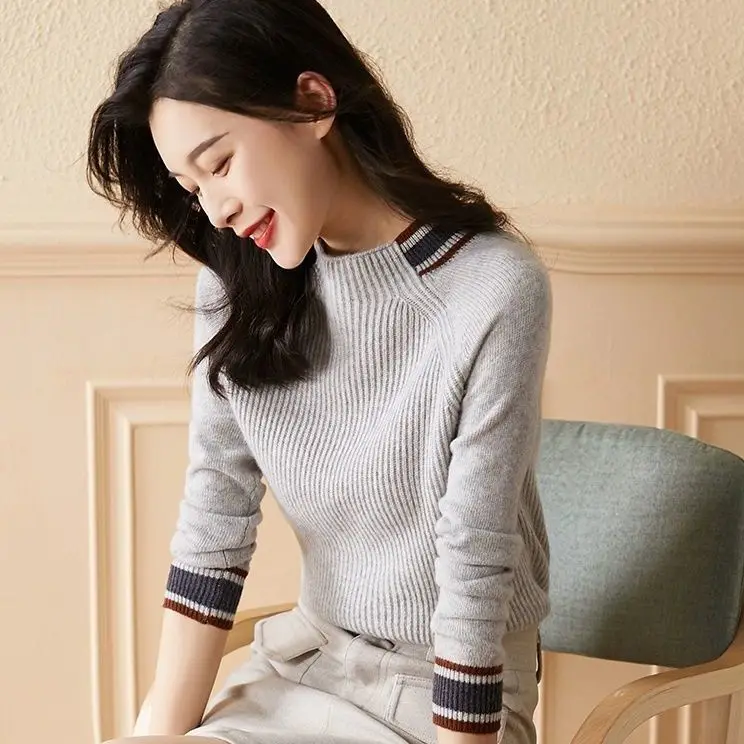 Show thin knitting sweater short style round neck temperament jacket women's Korean version of sweater dress
Show thin knitting sweater short style round neck temperament jacket women's Korean version of sweater dress
