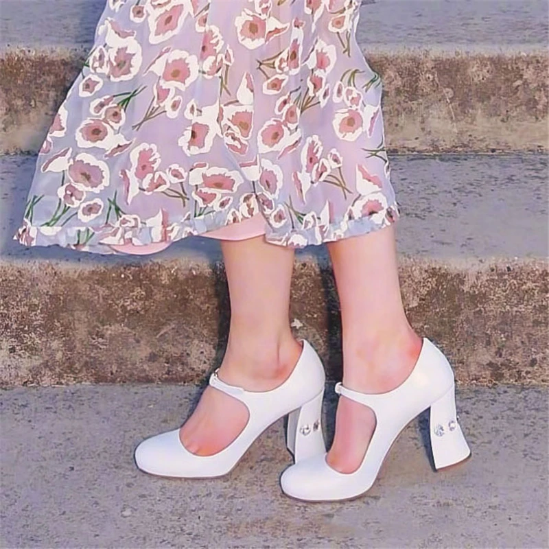 New Crystal Decor High Heels Women Round Toe Buckle Strap Chunky Heel Mary Janes Bright Patent Leather Women Pumps 
New Crystal Decor High Heels Women Round Toe Buckle Strap Chunky Heel Mary Janes Bright Patent Leather Women Pumps