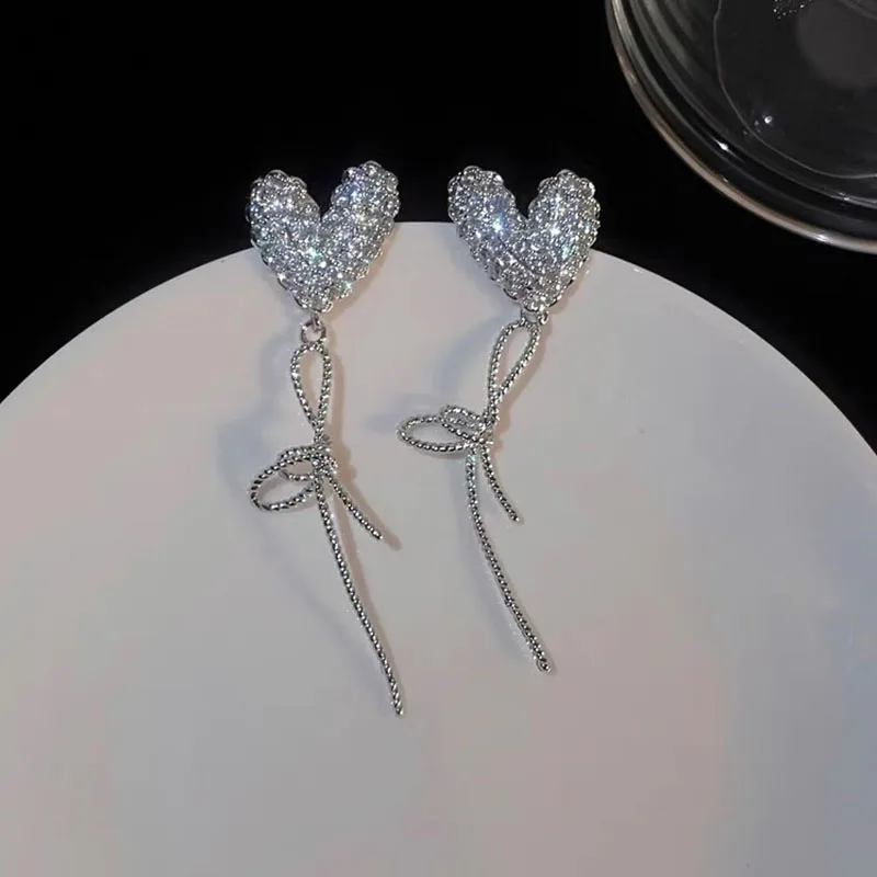 Lifefontier Luxury Shiny Full Crystal Heart Bow Long Earring Temperament Rhinestone Pendant Drop Earrings Jewelry For Women
Lifefontier Luxury Shiny Full Crystal Heart Bow Long Earring Temperament Rhinestone Pendant Drop Earrings Jewelry For Women