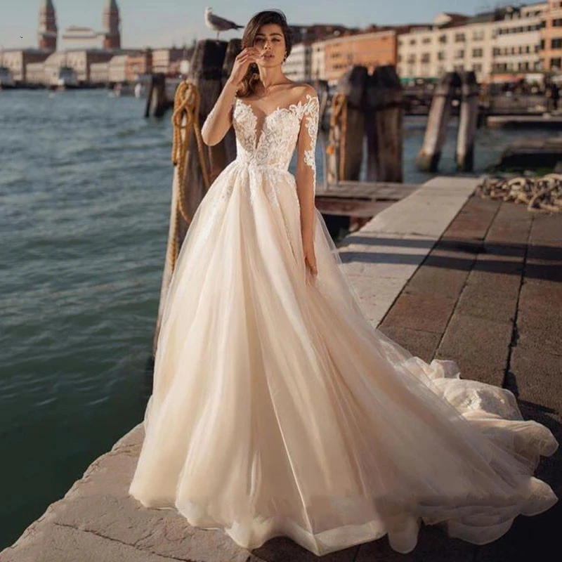 Robe de mariée Romantic Lace Wedding Dress Tulle Appliques Buttons V-neck A-line Boho Princess Sweep Train Gown Vestido De Noiva
Robe de mariée Romantic Lace Wedding Dress Tulle Appliques Buttons V-neck A-line Boho Princess Sweep Train Gown Vestido De Noiva
