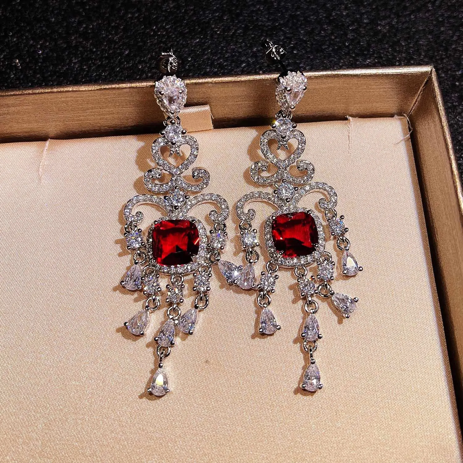 Foydjew Luxury Full Diamonds Bohemia Tassels Drop Earrings Lady Retro Court Style Pigeon Blood Ruby Wedding Banquet Earring
Foydjew Luxury Full Diamonds Bohemia Tassels Drop Earrings Lady Retro Court Style Pigeon Blood Ruby Wedding Banquet Earring