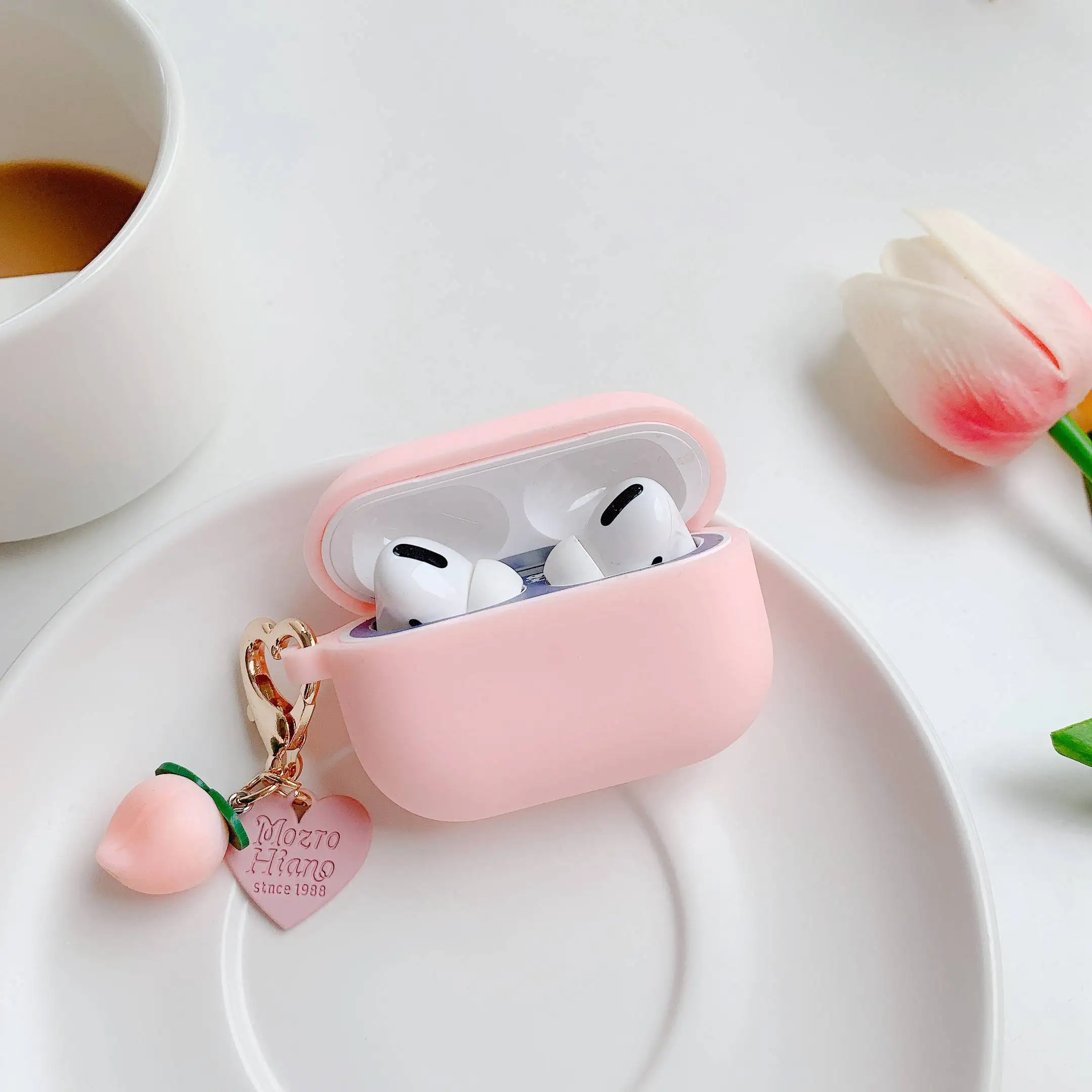 Чехол для AirPods 3, чехол для AirPods Pro, милый персиковый чехол с подвеской в виде сердца и брелока, чехол для наушников Air pods 2, чехол для наушников, ...
Чехол для AirPods 3, чехол для AirPods Pro, милый персиковый чехол с подвеской в виде сердца и брелока, чехол для наушников Air pods 2, чехол для наушников, ...