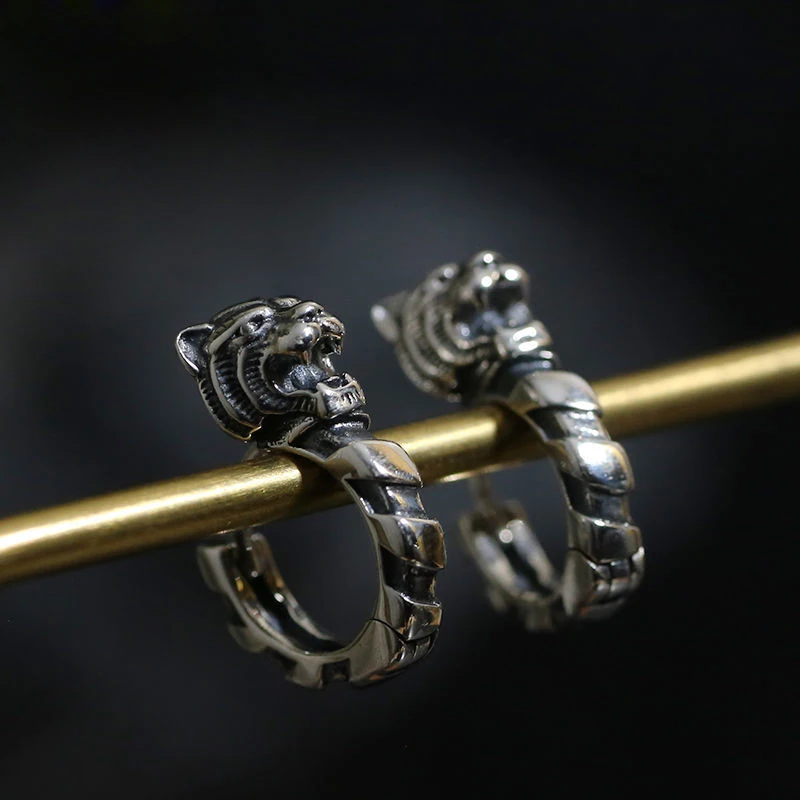 New Retro Style 92 Sterling Silver Earrings Tiger Carved Hollow Earrings Hip Hop Personality Original Design Jewelry Accessories 
New Retro Style 92 Sterling Silver Earrings Tiger Carved Hollow Earrings Hip Hop Personality Original Design Jewelry Accessories