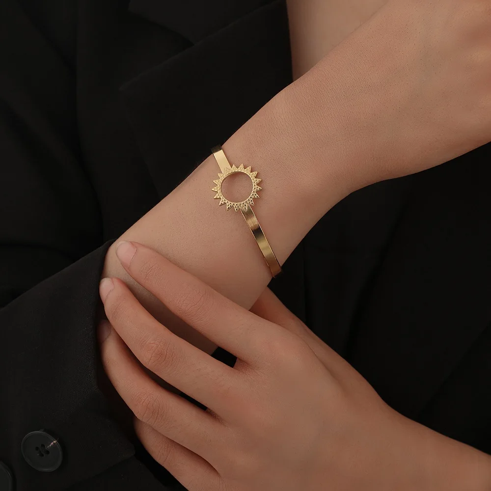 Personalized Fashion Hollow-out Sunflower Titanium Steel Opening Bracelet Stainless Steel Trend Simple C-shaped Bracelet
Personalized Fashion Hollow-out Sunflower Titanium Steel Opening Bracelet Stainless Steel Trend Simple C-shaped Bracelet