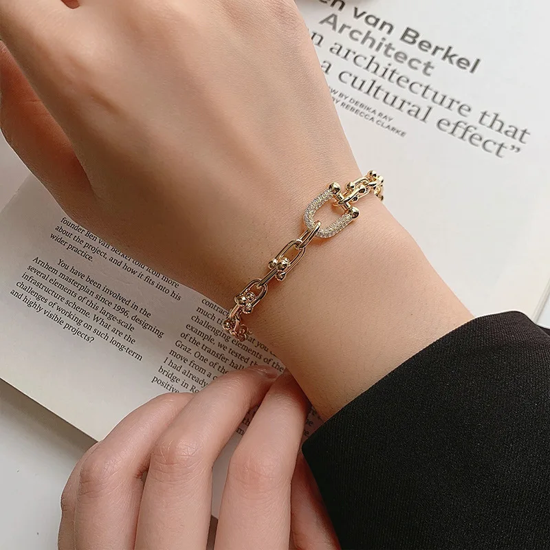 New fashion and personality metal U-shaped chain micro-inlaid zircon bracelet, feminine exquisite bracelet, trendy party jewelry
New fashion and personality metal U-shaped chain micro-inlaid zircon bracelet, feminine exquisite bracelet, trendy party jewelry
