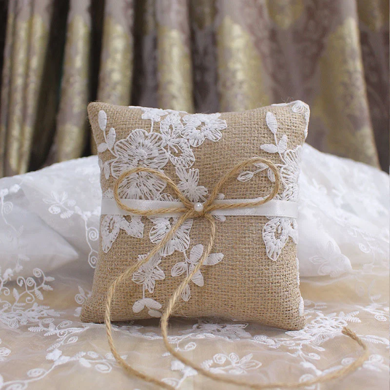 Lace Bow Ring Pillow Vintage European Style for Wedding Engagement Decoration Jewelry Rings Cushion Vintage Burlap Jute Cushion
Lace Bow Ring Pillow Vintage European Style for Wedding Engagement Decoration Jewelry Rings Cushion Vintage Burlap Jute Cushion