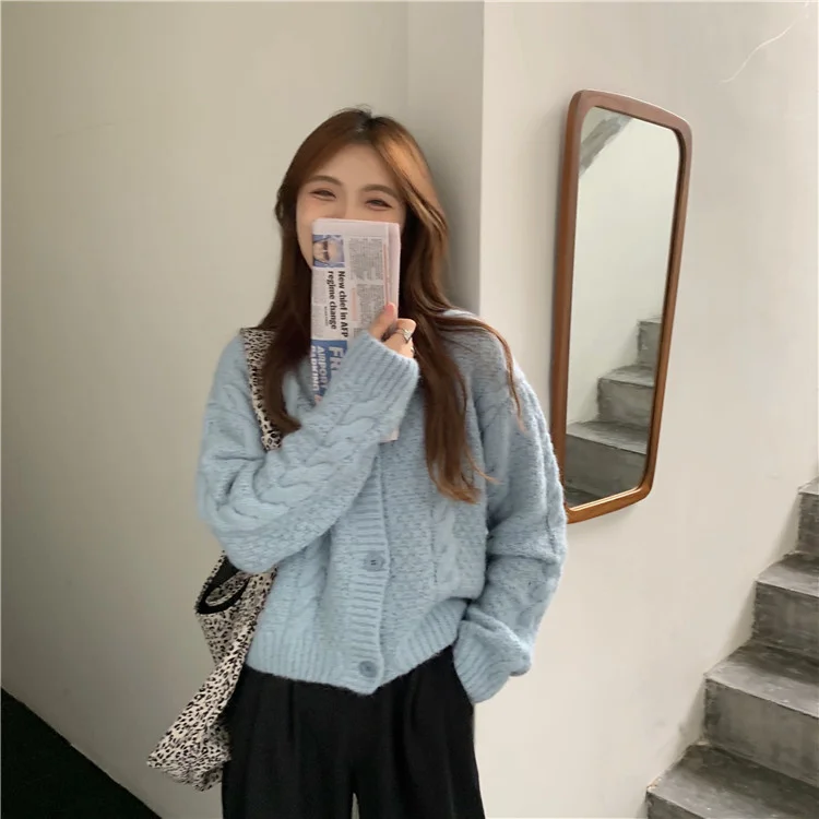 Gentle wind short sweater women's loose outer wear 2021 autumn new net red Korean knit top cardigan coat
Gentle wind short sweater women's loose outer wear 2021 autumn new net red Korean knit top cardigan coat
