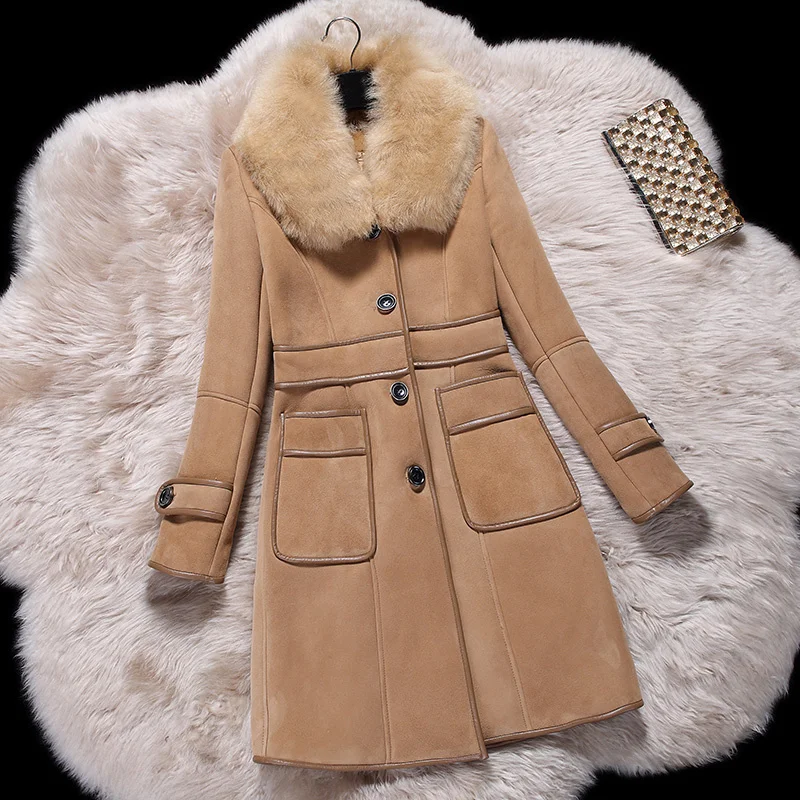 Elegant fox fur coat, mostly fair with real fur collar, feminine, plain wool jacket, warm, medium and long
Elegant fox fur coat, mostly fair with real fur collar, feminine, plain wool jacket, warm, medium and long