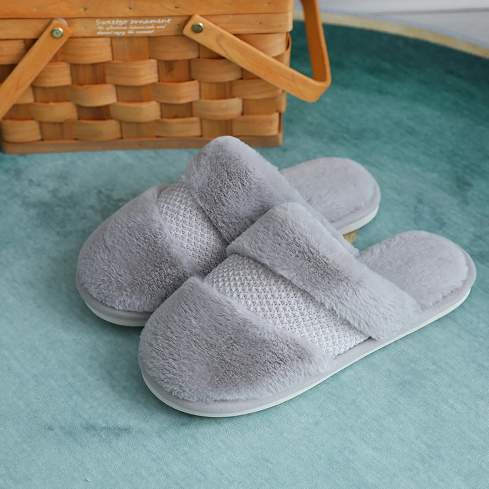 Indoor Non-slip Bedroom Lovers Couples Floor Shoes Women's Slippers Splicing Hook Flower Round Toe Flats Plus Velvet Slippers
Indoor Non-slip Bedroom Lovers Couples Floor Shoes Women's Slippers Splicing Hook Flower Round Toe Flats Plus Velvet Slippers