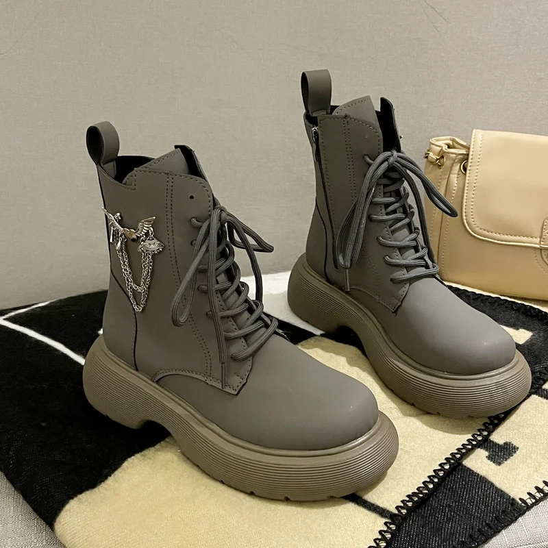 2021 black short boots women's platform shoes sexy chain thick heel soft sole high-quality leather Gothic punk style ankle boots
2021 black short boots women's platform shoes sexy chain thick heel soft sole high-quality leather Gothic punk style ankle boots