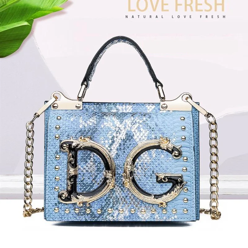 Style European and Women's American Bag Luxury Brand Handbag Letter Handbag Single Shoulder Messenger Small Square Bag
Style European and Women's American Bag Luxury Brand Handbag Letter Handbag Single Shoulder Messenger Small Square Bag