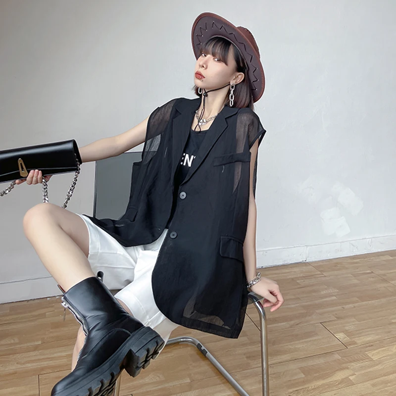 Women Loose Fit Black Pocket Perspective Big Size Vest New Lapel Sleeveless Fashion Tide Spring Summer 2021
Women Loose Fit Black Pocket Perspective Big Size Vest New Lapel Sleeveless Fashion Tide Spring Summer 2021