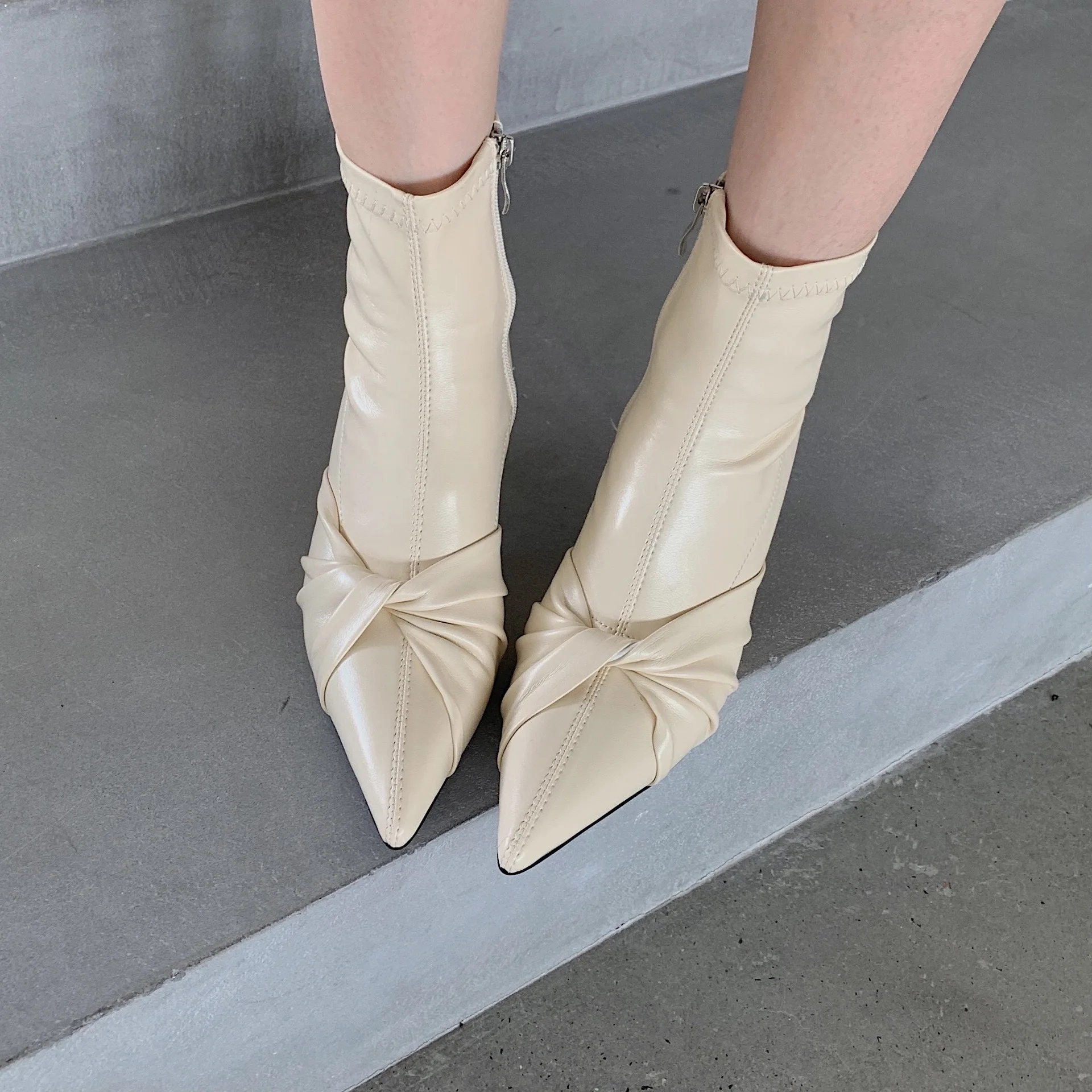 Ботильоны женские кожаные на молнии, с низким острым носком, Осень-зима 
Ботильоны женские кожаные на молнии, с низким острым носком, Осень-зима