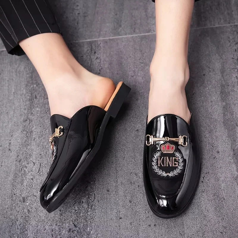 Men's Boutique PU Black Embroidery Metal Decoration Low Heel Comfortable Fashion Light Luxury All-match Half Slippers 4KD059
Men's Boutique PU Black Embroidery Metal Decoration Low Heel Comfortable Fashion Light Luxury All-match Half Slippers 4KD059