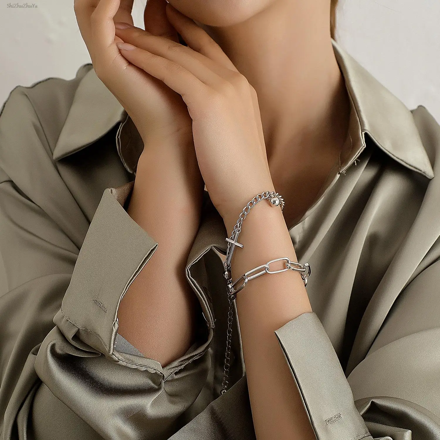 Fashion Retro Cross Double Bracelet Simple Punk Personality Design Metal Bead Pendant Thick Chain Men and Women Accessories
Fashion Retro Cross Double Bracelet Simple Punk Personality Design Metal Bead Pendant Thick Chain Men and Women Accessories