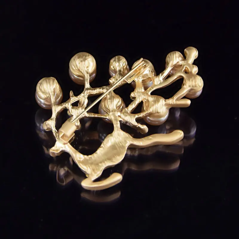 Sika deer brooch suit brooch pearl high-grade silk scarf buckle cute deer animal brooch Christmas accessories clothing
Sika deer brooch suit brooch pearl high-grade silk scarf buckle cute deer animal brooch Christmas accessories clothing
