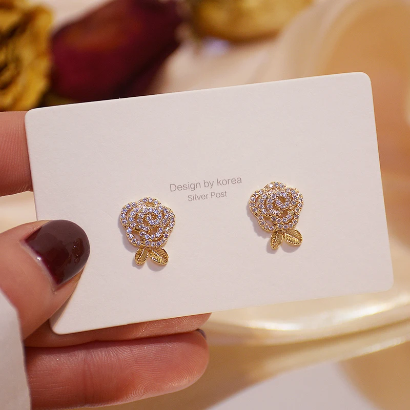 Exquisite Beautiful Rose Flower Stud Earrings for Women Designer Creativity Luxury Jewelry S925 Needle High Quality AAA Zircon 
Exquisite Beautiful Rose Flower Stud Earrings for Women Designer Creativity Luxury Jewelry S925 Needle High Quality AAA Zircon