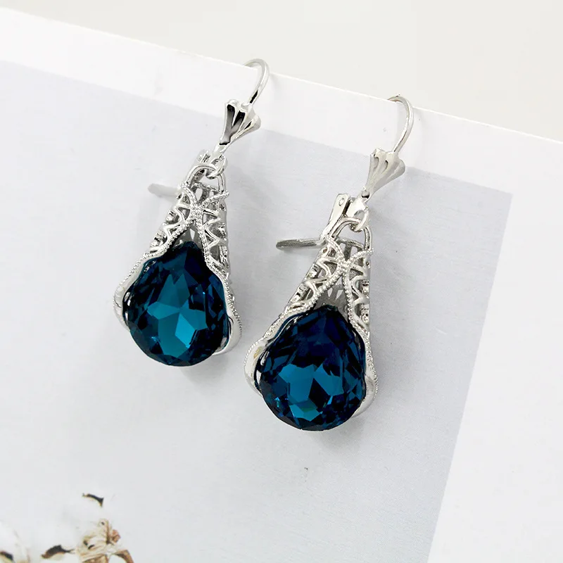 Hot Sale Navy Blue Zircon Crystal Hollow Design Earrings for Women Party Wwdding Jewelry Classical Palace Style Accessories
Hot Sale Navy Blue Zircon Crystal Hollow Design Earrings for Women Party Wwdding Jewelry Classical Palace Style Accessories
