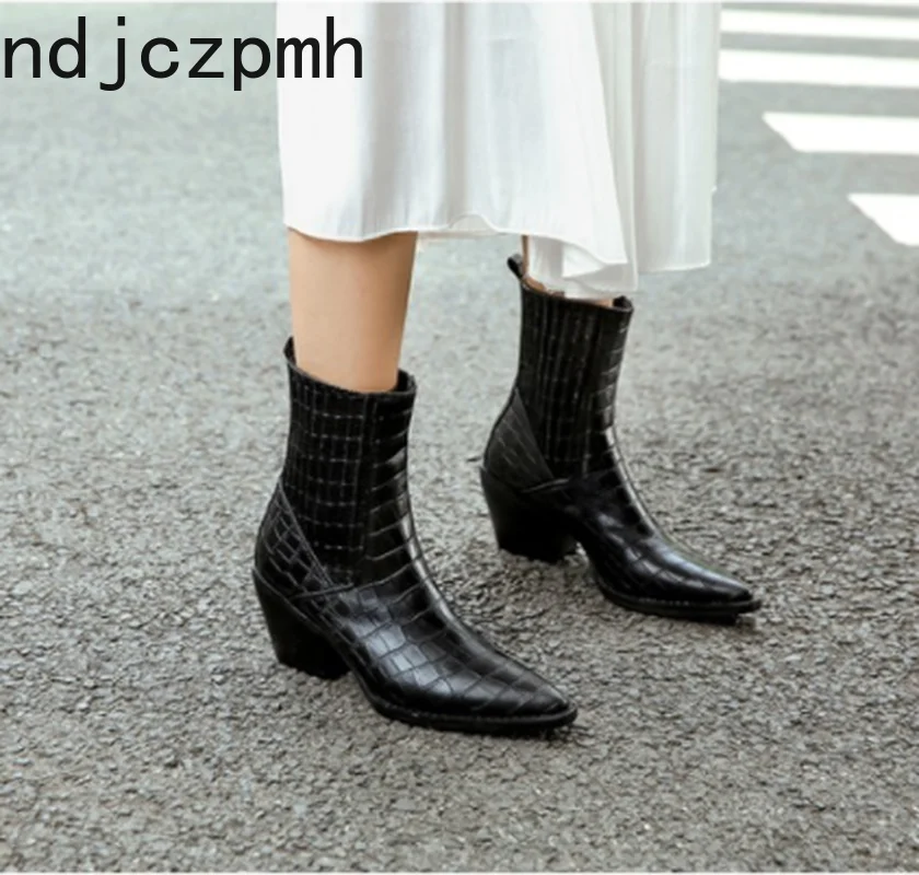 Women's Boots New winter fashion Pointed Thick heel High heel Martin boots Women's shoes plus size 33-45 Heel Height 7cm black
Women's Boots New winter fashion Pointed Thick heel High heel Martin boots Women's shoes plus size 33-45 Heel Height 7cm black