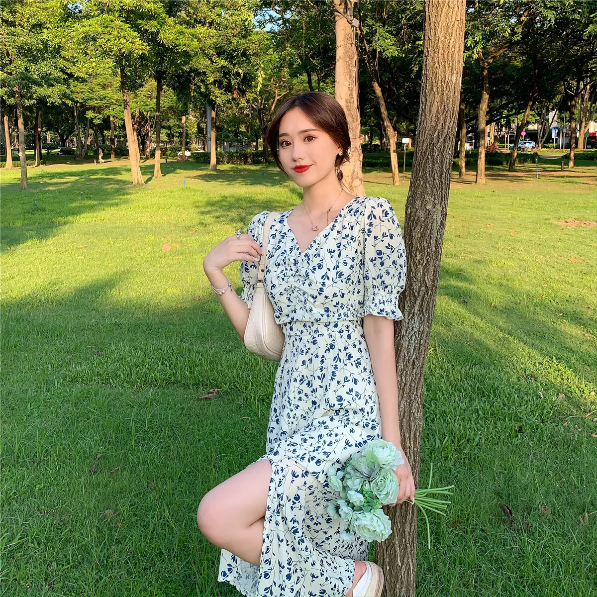 Bubble sleeve square neck floral dress women's summer 2021 new French gentle wind waist show slim skirt
Bubble sleeve square neck floral dress women's summer 2021 new French gentle wind waist show slim skirt