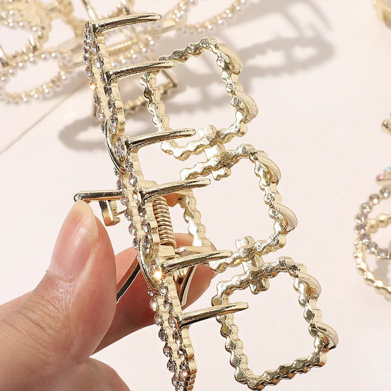 New fashion Woman Elegant Geometric Pearl Rhinestone Hairpins Hair Clips Alloy Barrettes Girls Hair Accessories Headwear
New fashion Woman Elegant Geometric Pearl Rhinestone Hairpins Hair Clips Alloy Barrettes Girls Hair Accessories Headwear