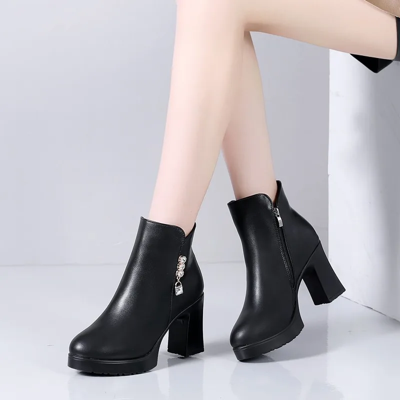 New Fashion Autumn/Winter Women Booties 8.5cm High Heels Platform (3cm) Black Round Toe Solid Female Pumps Shoes Student Boots
New Fashion Autumn/Winter Women Booties 8.5cm High Heels Platform (3cm) Black Round Toe Solid Female Pumps Shoes Student Boots