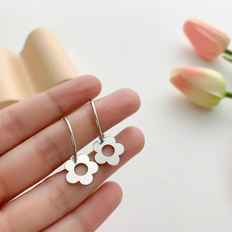 2021China Fashion Metal Pendant Earrings Small Wreath Hoop Earrings Women Wholesale Wedding Earrings Women's Jewelry
2021China Fashion Metal Pendant Earrings Small Wreath Hoop Earrings Women Wholesale Wedding Earrings Women's Jewelry