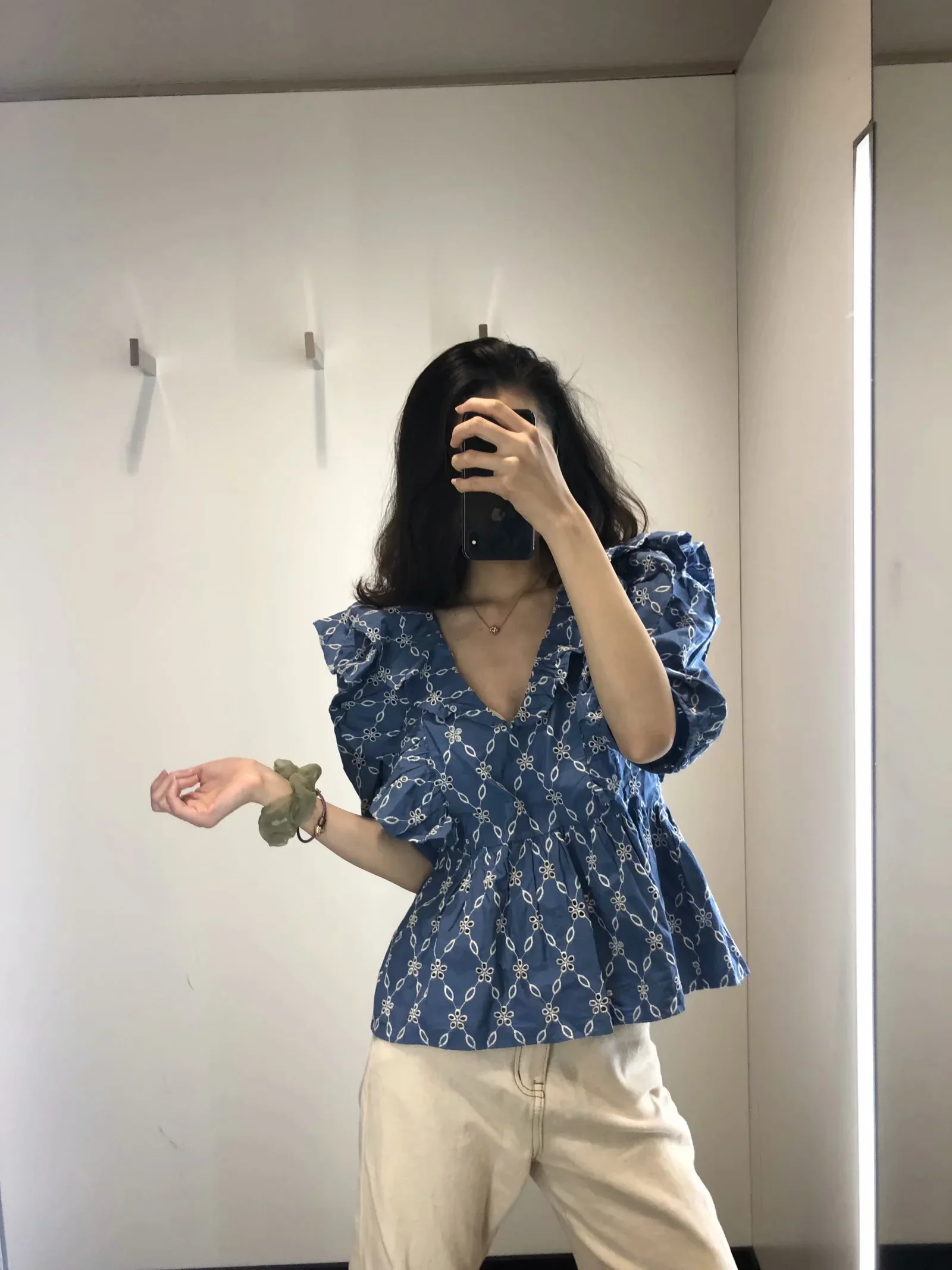 V-neck blouse with cutout embroidery 
V-neck blouse with cutout embroidery