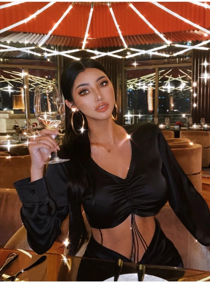 Ladies spring, summer and autumn ins net red temperament drawstring high waist V-neck pullover solid color slim slim dress
Ladies spring, summer and autumn ins net red temperament drawstring high waist V-neck pullover solid color slim slim dress