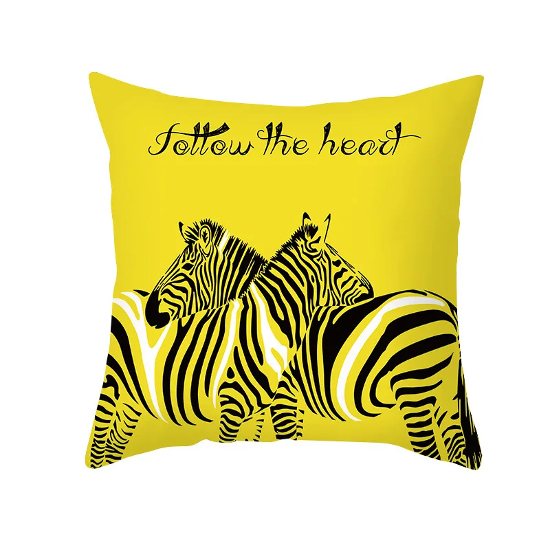 Желтая декоративная наволочка с принтом зебры
Желтая декоративная наволочка с принтом зебры