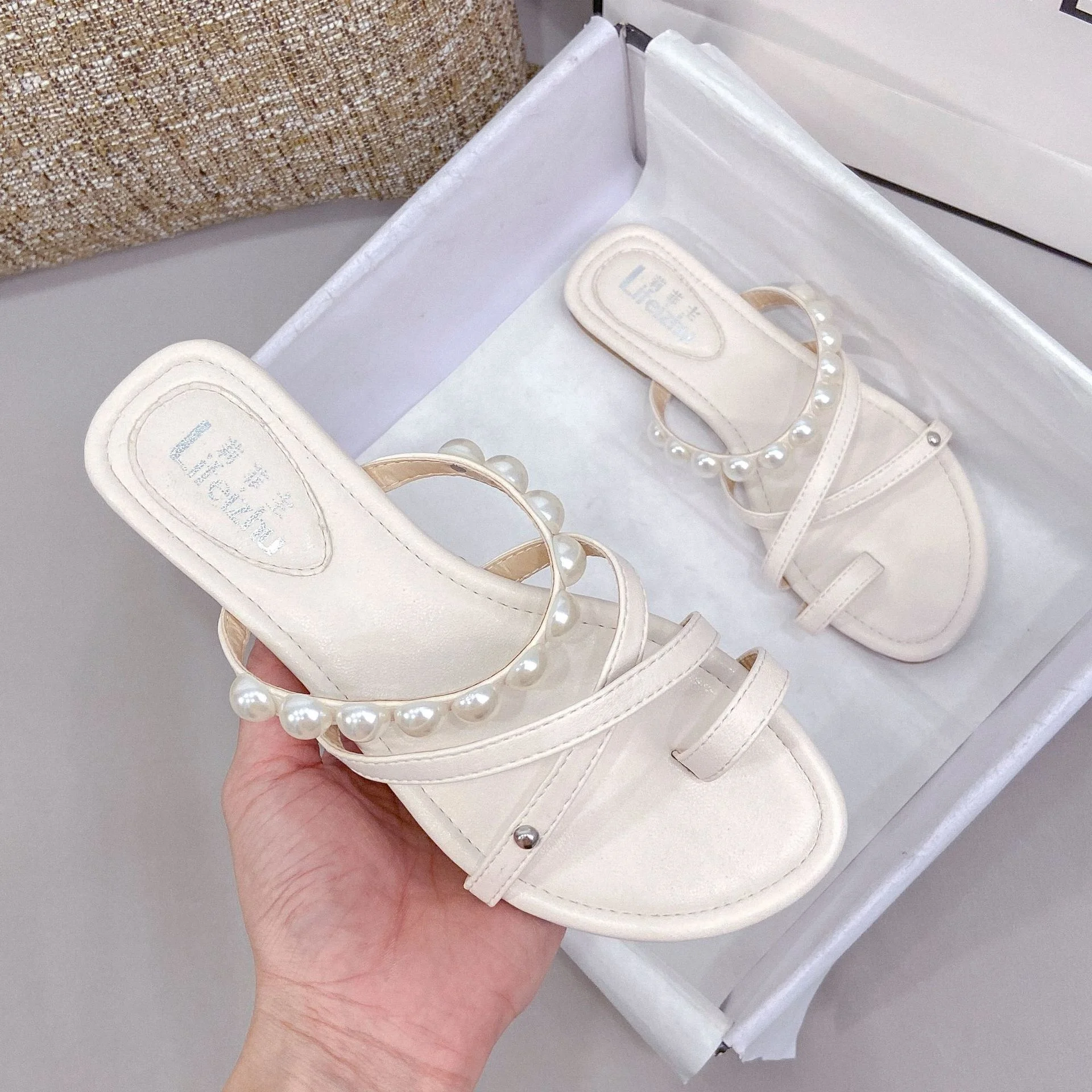 String Outside Bead Flip Flops Women Slippers Flat Summer Beach Shoes Woman Sandalias Mujer Pearl Clip Toe Slides Big Size 42/43
String Outside Bead Flip Flops Women Slippers Flat Summer Beach Shoes Woman Sandalias Mujer Pearl Clip Toe Slides Big Size 42/43