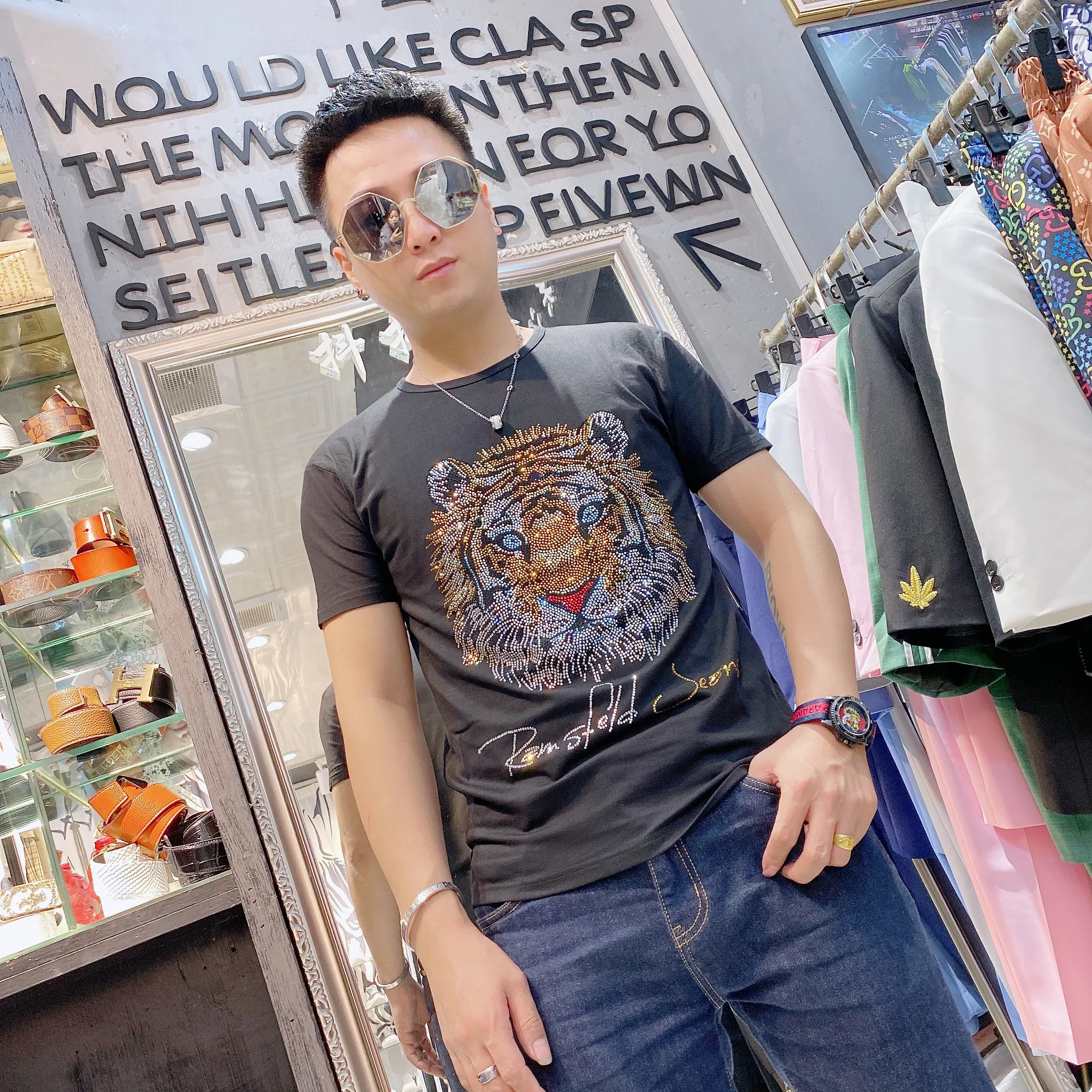 Футболка мужская из 2021 хлопка, с круглым вырезом и бриллиантами, дышащая, лето 100% 
Футболка мужская из 2021 хлопка, с круглым вырезом и бриллиантами, дышащая, лето 100%