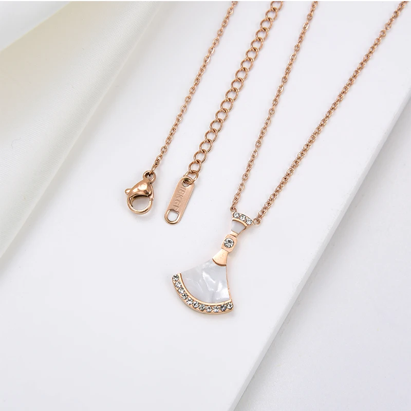 Ожерелье с подвеской в форме веера из нержавеющей стали, женское роскошное ожерелье из искусственного малахита с маленькой юбкой из черного агата, с блестящими кристаллами
Ожерелье с подвеской в форме веера из нержавеющей стали, женское роскошное ожерелье из искусственного малахита с маленькой юбкой из черного агата, с блестящими кристаллами