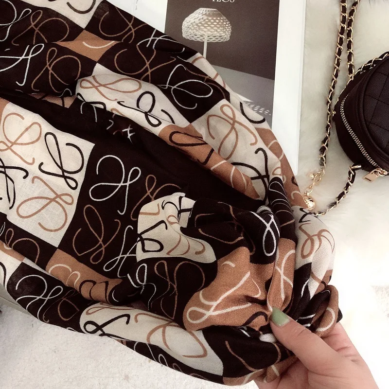 Fashion Autumn Winter Spain Luxury Brand Viscose Scarf Geometric Bowknot Hijab Shawls and Wraps Female Foulards Echarpe Designer
Fashion Autumn Winter Spain Luxury Brand Viscose Scarf Geometric Bowknot Hijab Shawls and Wraps Female Foulards Echarpe Designer