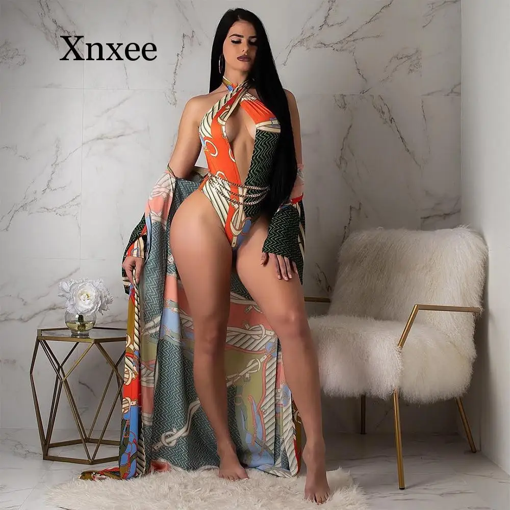 Женское боди с V-образным вырезом и длинным плащом 
Женское боди с V-образным вырезом и длинным плащом