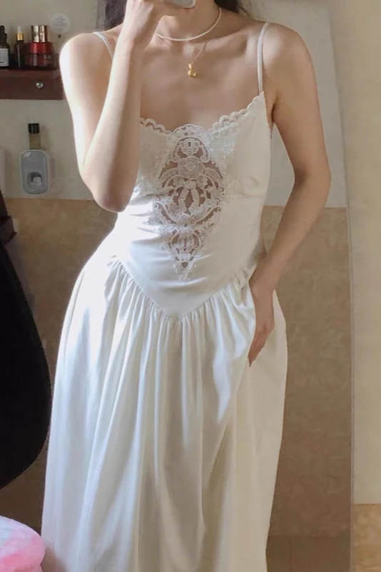 Dresses White French Style Vintage Velvet Lace Stitching Elegant Backless Strap Dress Mid-Length Dress 2021 New Spring
Dresses White French Style Vintage Velvet Lace Stitching Elegant Backless Strap Dress Mid-Length Dress 2021 New Spring