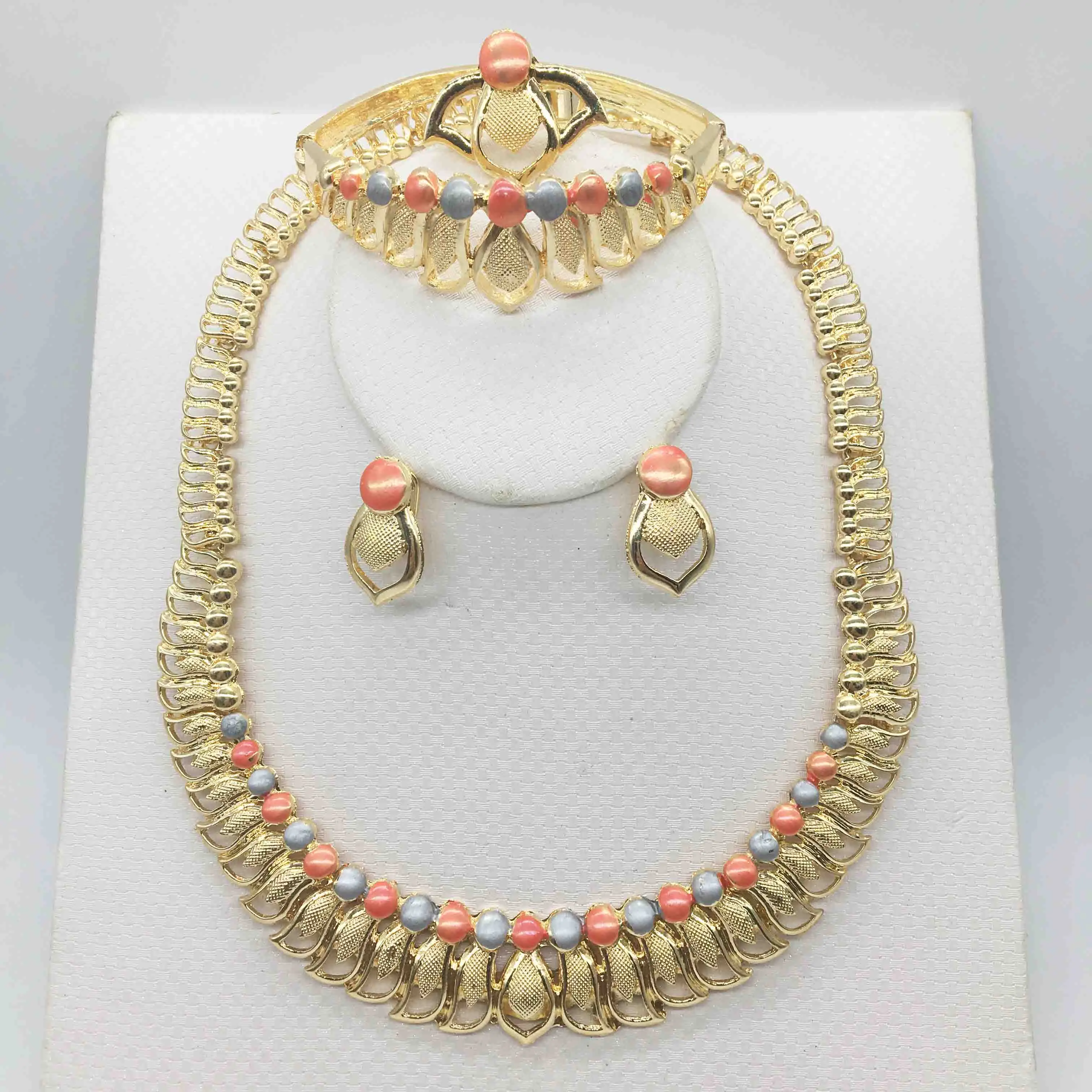 Bridal Gift Nigerian Wedding African Beads Jewelry Set Brand Woman Fashion Dubai Gold Color Jewelry Set Wholesale Design
Bridal Gift Nigerian Wedding African Beads Jewelry Set Brand Woman Fashion Dubai Gold Color Jewelry Set Wholesale Design