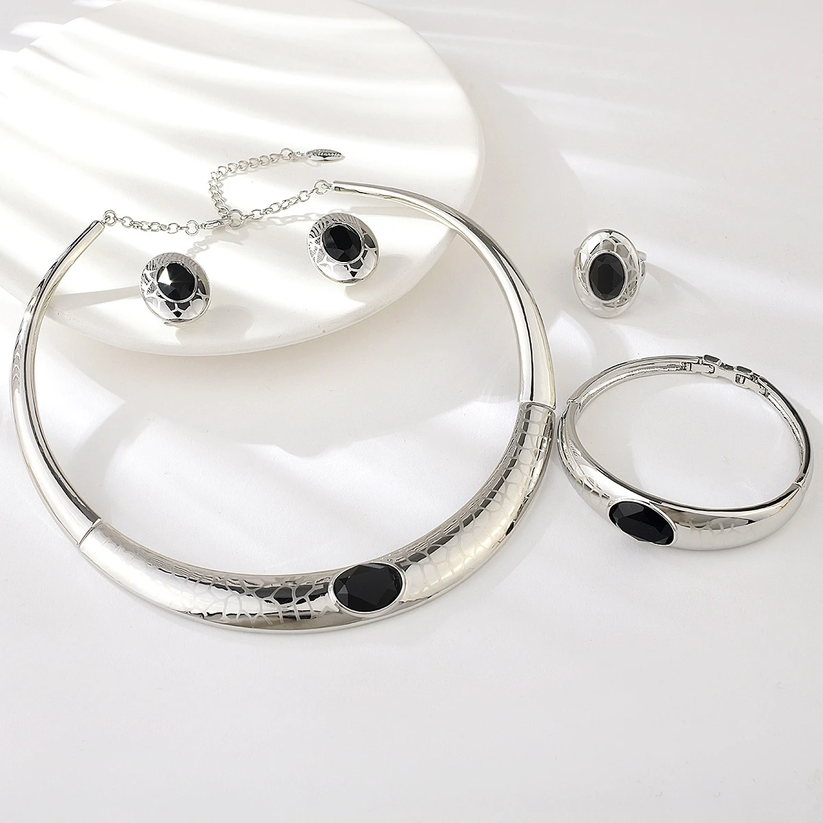 Viennois Costume Jewelry Sets for African Party Oval Rhinestone Ring Bracelet Necklace Earrings Women Dubai Gold Jewelry Set
Viennois Costume Jewelry Sets for African Party Oval Rhinestone Ring Bracelet Necklace Earrings Women Dubai Gold Jewelry Set