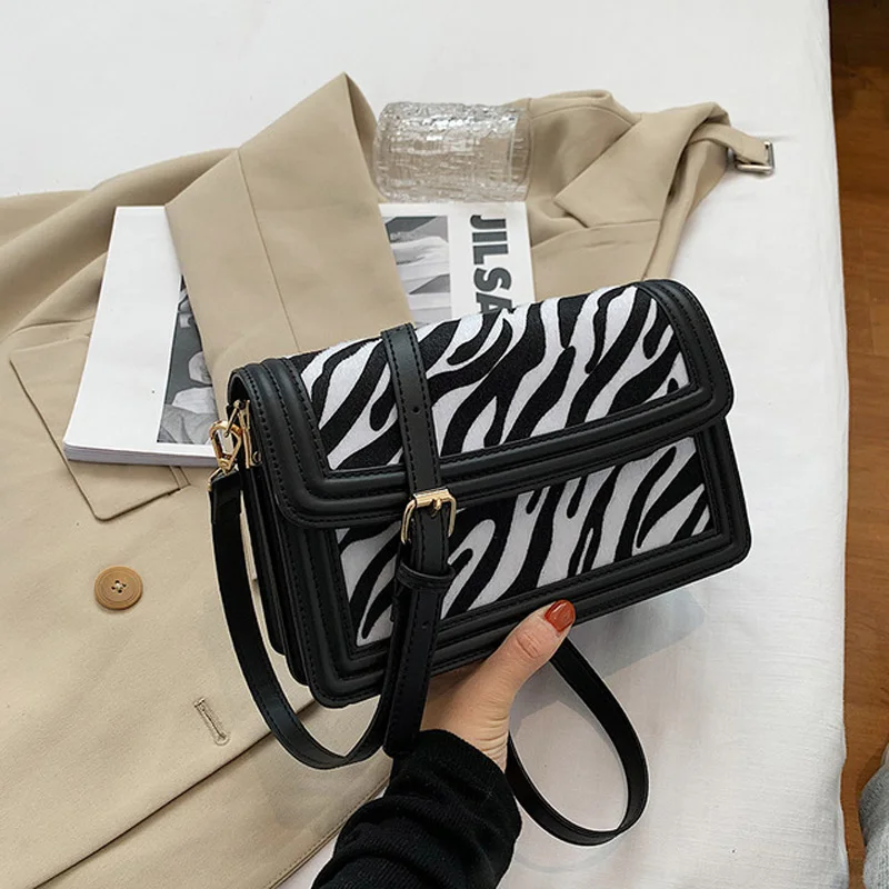 Contrasting Zebra Pattern Shoulder Crossbody Bags for Women Autumn Winter New Fashion Small Square Bag Female Wild Travel Bags 
Contrasting Zebra Pattern Shoulder Crossbody Bags for Women Autumn Winter New Fashion Small Square Bag Female Wild Travel Bags
