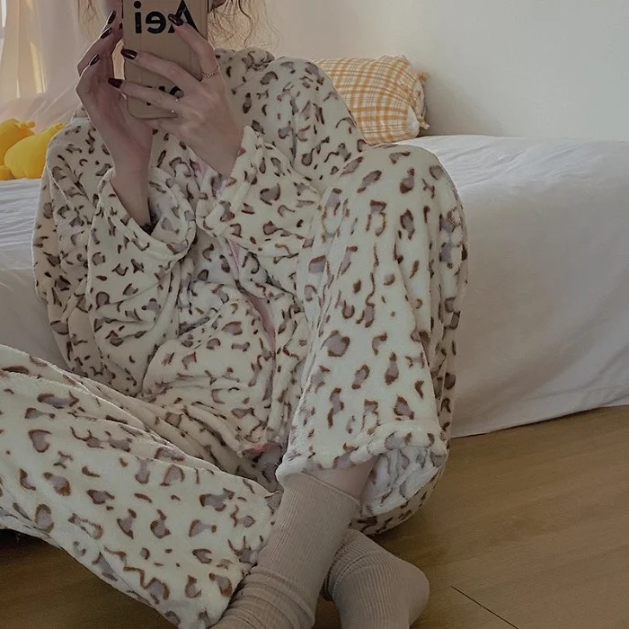 Flannel Leopard Pajamas Women's Winter Sweet Lovely Home Clothes Hooded Top Warm Suit
Flannel Leopard Pajamas Women's Winter Sweet Lovely Home Clothes Hooded Top Warm Suit