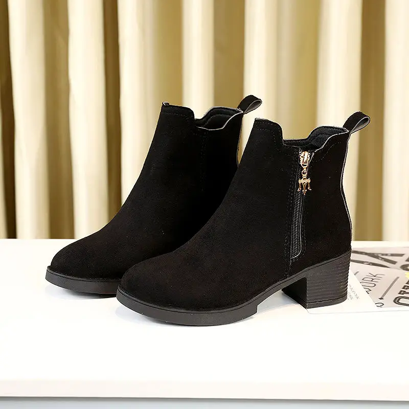 Thick-soled New Women Winter Snow Boots British Style Women Casual Winter Boots New Plus Velvet Mid-heel Ladies Boots Winter
Thick-soled New Women Winter Snow Boots British Style Women Casual Winter Boots New Plus Velvet Mid-heel Ladies Boots Winter