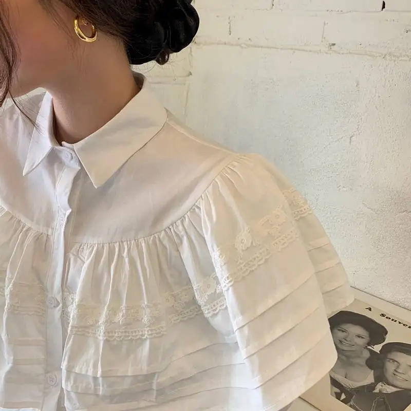 Heavy Work Lace Patchwork Blouse Women Turn Down Collar Lantern Long Sleeve Single Breast Pleated ruffle Solid Shirt Feminino
Heavy Work Lace Patchwork Blouse Women Turn Down Collar Lantern Long Sleeve Single Breast Pleated ruffle Solid Shirt Feminino