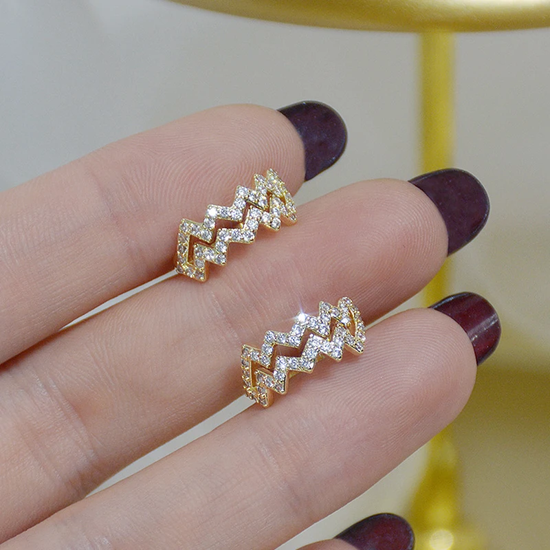 Korean 14K Plated Gold Wavy Heartbeat Shape Clip Earring No Pierced Ear Clips AAA Zirconia CZ Earrings Wedding Bridal Jewelry 
Korean 14K Plated Gold Wavy Heartbeat Shape Clip Earring No Pierced Ear Clips AAA Zirconia CZ Earrings Wedding Bridal Jewelry