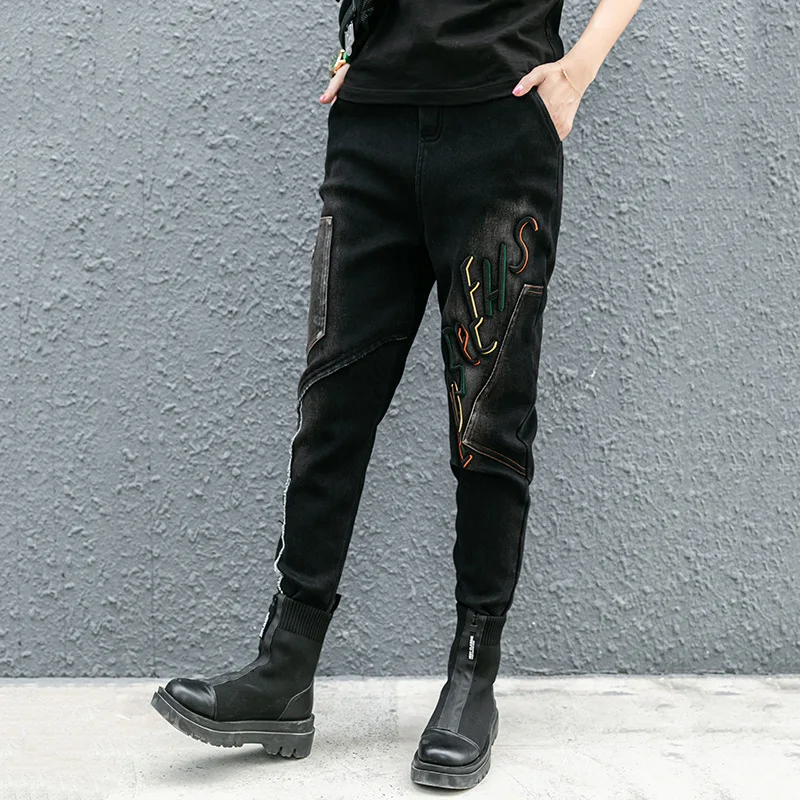 Max LuLu New Style European Fashion Trousers Ladies Vintage Loose Jeans Women Casual Embroidery Harem Pants Oversized Pantalons
Max LuLu New Style European Fashion Trousers Ladies Vintage Loose Jeans Women Casual Embroidery Harem Pants Oversized Pantalons