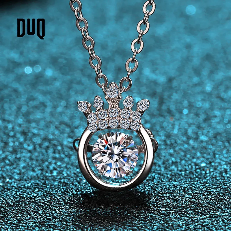 DUQ Excellent Moissanite Crown Necklaces,0.5 ct 925 Sterling Silver,birthday gift,fashion simple party jewelry
DUQ Excellent Moissanite Crown Necklaces,0.5 ct 925 Sterling Silver,birthday gift,fashion simple party jewelry